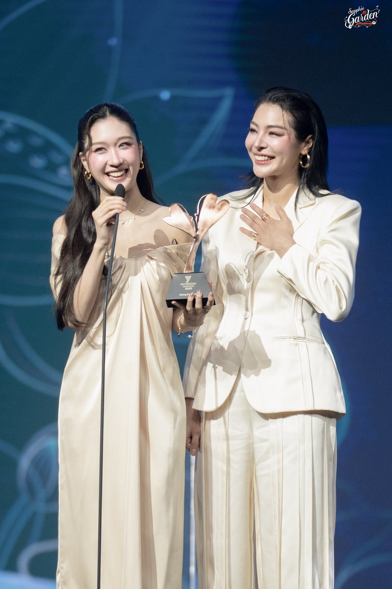SapphicGardenTH's tweet photo. “ฝ้าย พีรญา และ อะตอม ปริยะ” กับรางวัล “Rising Star Couple” (คู่ชิปดาวรุ่ง) จากเวที “Y Entertain Awards 2026”

FAYEATOM Y ENT AWARDS 2026  #YentertainAwards2026xFayeAtom #YentertainAwards2026 
#FayePeraya #AtomPariya 
#FayeAtom https://t.co/OpsKqXfzAr
