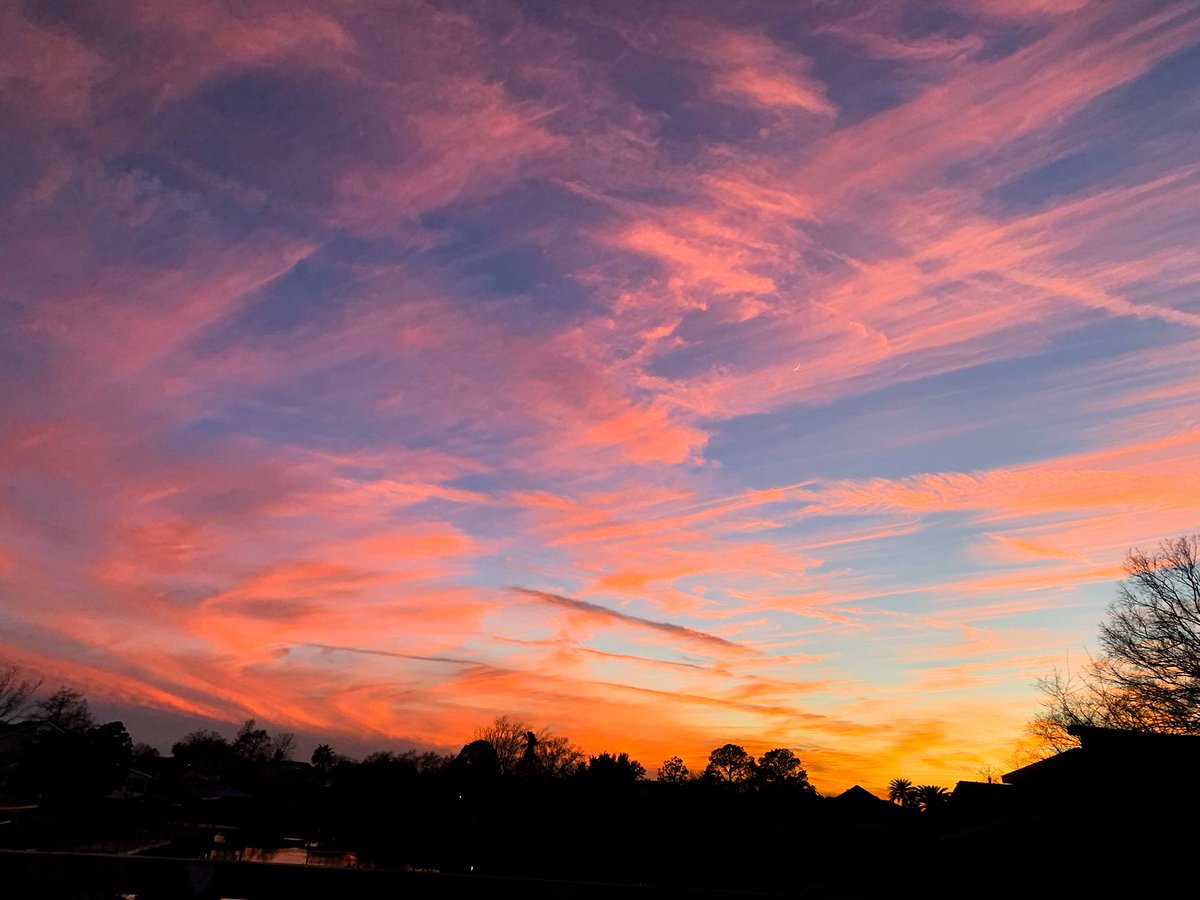 lolllsage's tweet photo. the sky is a painting https://t.co/shnjTZ3Zov
