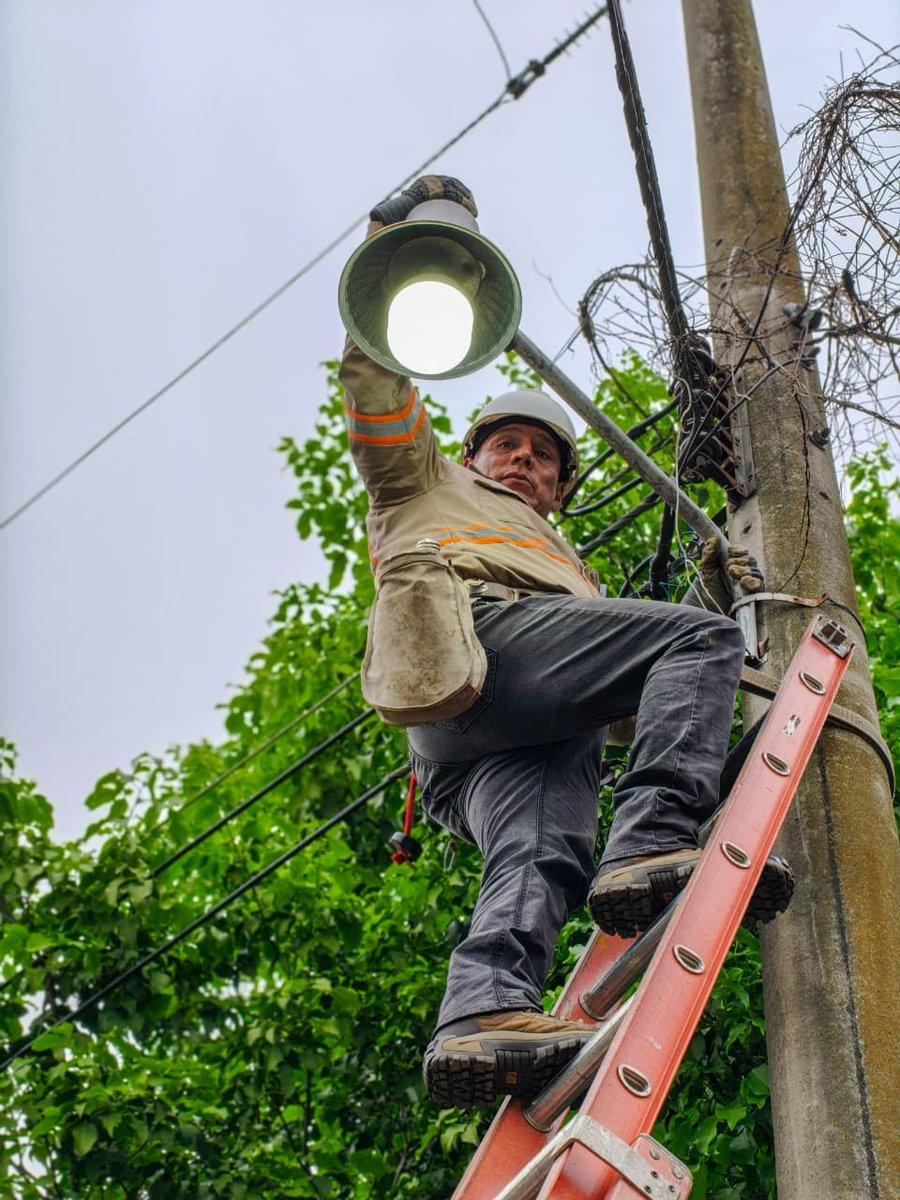 Larepublicass's tweet photo. 💡 El equipo eléctrico realiza reparación y cambio de luminarias en la comunidad Iberia, pasaje Tijuana de la colonia Montreal, y en la colonia 26 de Enero, distrito de Mejicanos.

👨‍👩‍👧‍👦 Beneficiadas: 600 familias.

#SanSalvadorCentro #Mejicanos https://t.co/V2iIbjzGLN