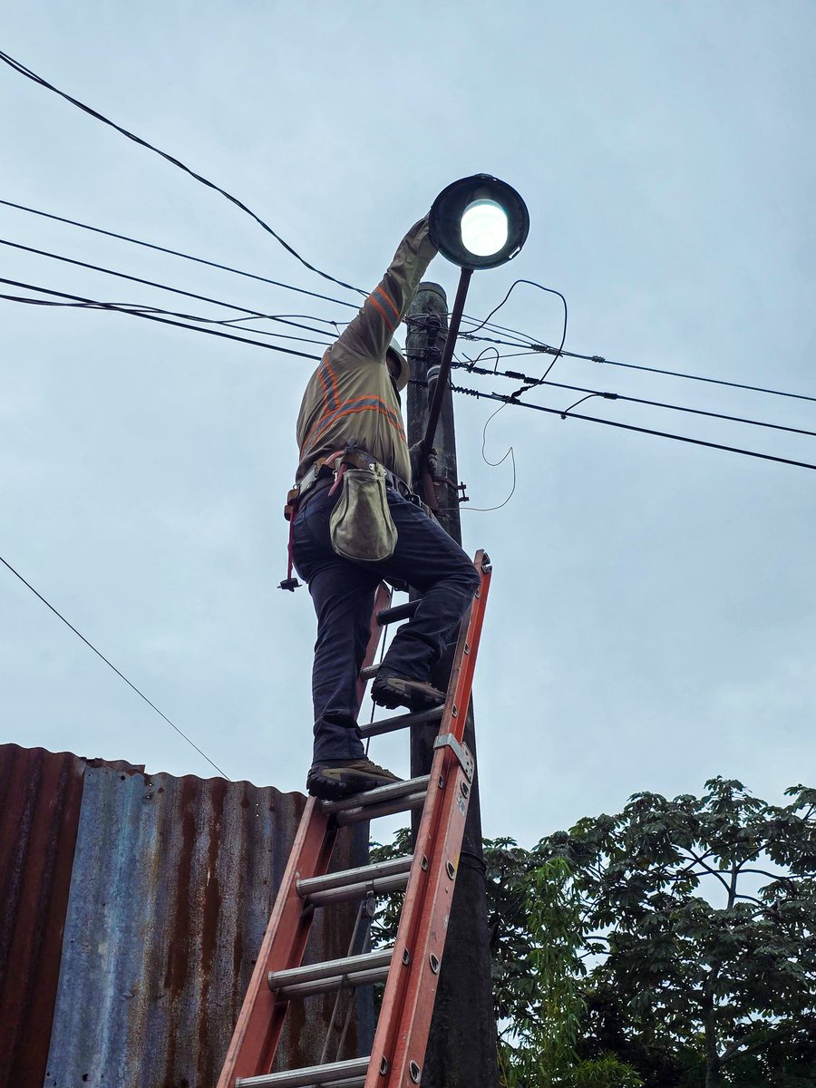 Larepublicass's tweet photo. 💡 El equipo eléctrico realiza reparación y cambio de luminarias en la comunidad Iberia, pasaje Tijuana de la colonia Montreal, y en la colonia 26 de Enero, distrito de Mejicanos.

👨‍👩‍👧‍👦 Beneficiadas: 600 familias.

#SanSalvadorCentro #Mejicanos https://t.co/V2iIbjzGLN