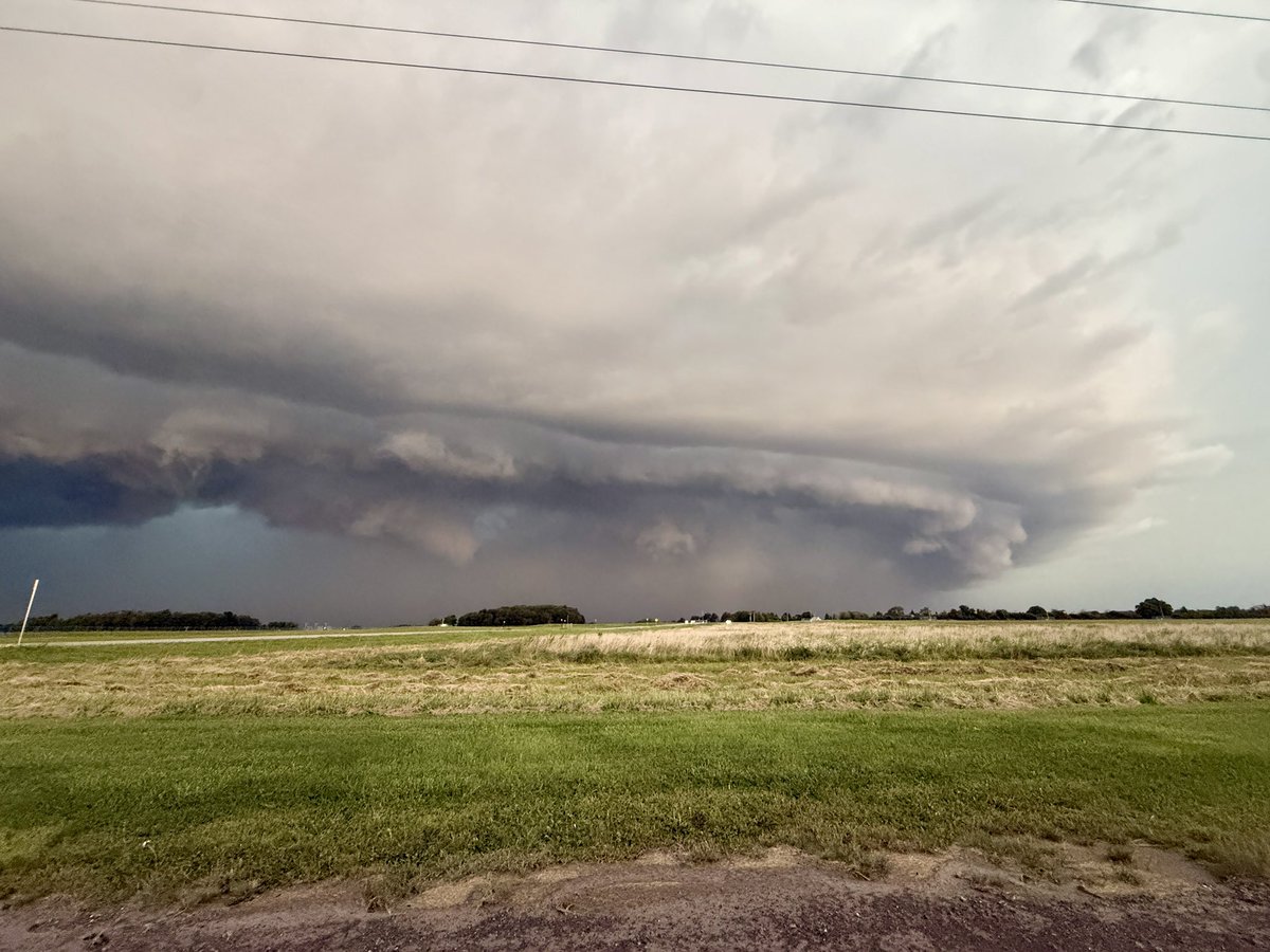 wxtommyturtle's tweet photo. Still in awe from last night chase in western NY #nywx #wx #nsc #neverstopchasing #weather https://t.co/qNgAL4Lpy3