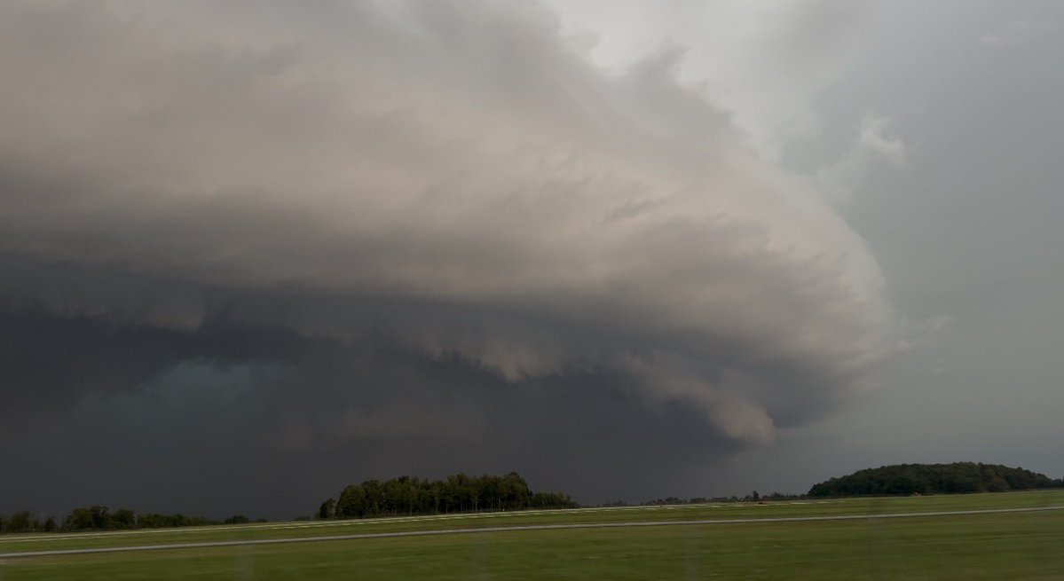 wxtommyturtle's tweet photo. Still in awe from last night chase in western NY #nywx #wx #nsc #neverstopchasing #weather https://t.co/qNgAL4Lpy3
