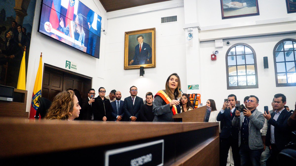 CeDemocratico's tweet photo. El @ConcejoDeBogota , por proposición de la concejal @TataHernandezU y la bancada del Centro Democrático, le otorgó su máxima distinción, la Orden Civil al Mérito José Acevedo y Gómez, a la exsenadora @PalomaValenciaL , por su trayectoria, vocación de servicio y trabajo por Bogotá.

Un reconocimiento merecido a una vida entregada al servicio de Colombia. ¡Felicitaciones, Paloma! ❤️