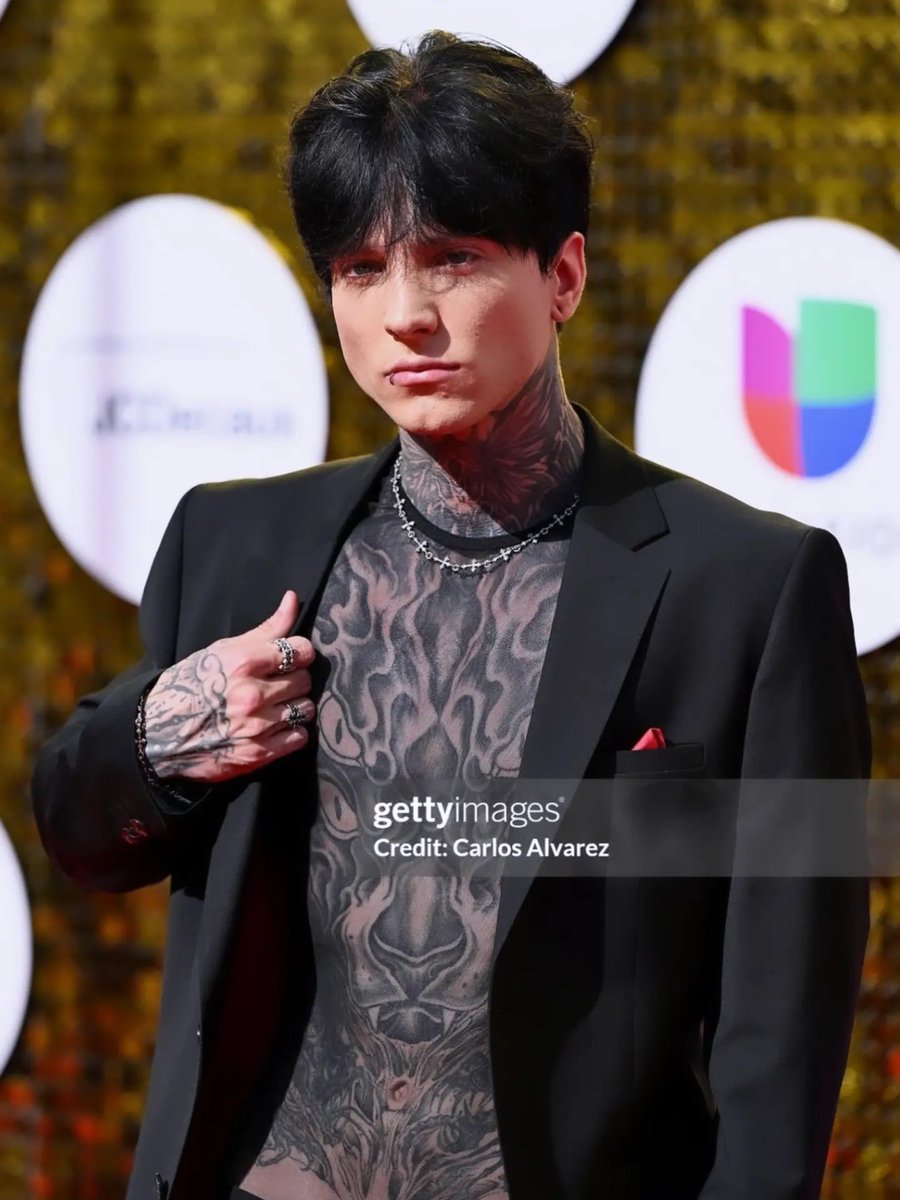 sambitacryboyer's tweet photo. Lo hiciste increíble Rey, amee tu desenvolvimiento, todooooo.
Orgullosa siempre de tí @xCryboy 🖤👽
Gracias @PremiosJuventud @Univision por esta gran oportunidad, rompimos tendencia en muchos países 👑👽
#CryHostPj #premiosjuventud https://t.co/XBfAgNzCFx