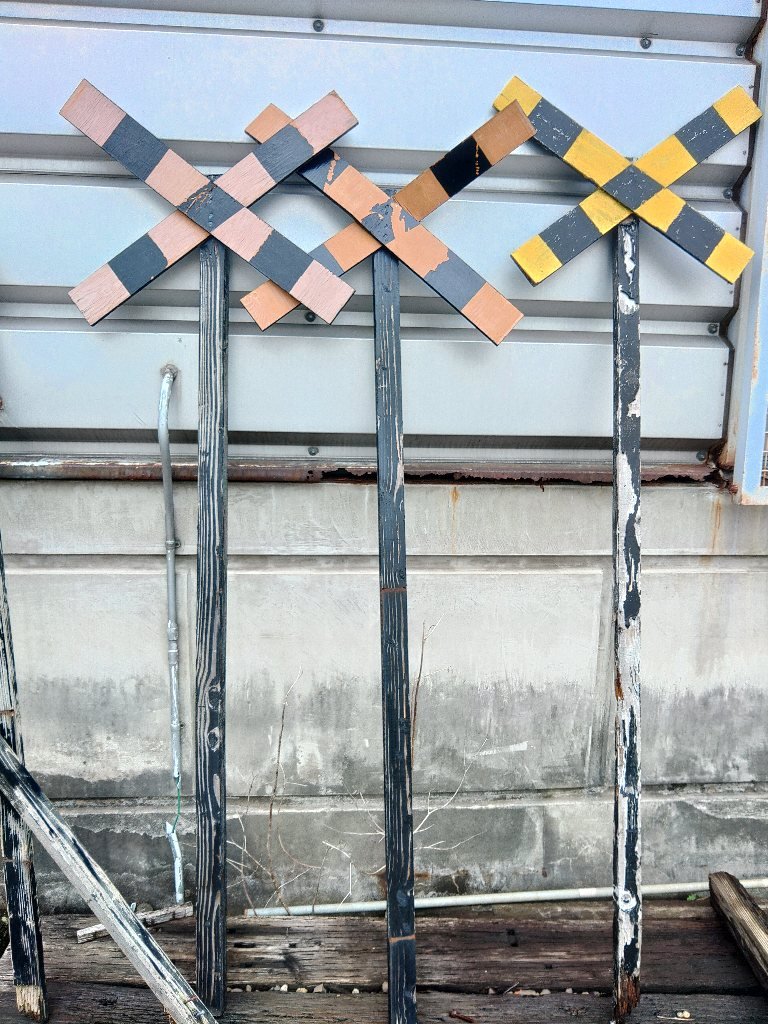 anjt_official's tweet photo. 第4種踏切の標識（踏切警標）交換に伴い、3本廃棄品が出ました。
1つは完全品で2つはゼブラ部分が折れています。
販売したいのですが、大き過ぎてWEBショップでも販売できません。
ご希望の方はDMで連絡ください。 https://t.co/wUWOy4oLjl