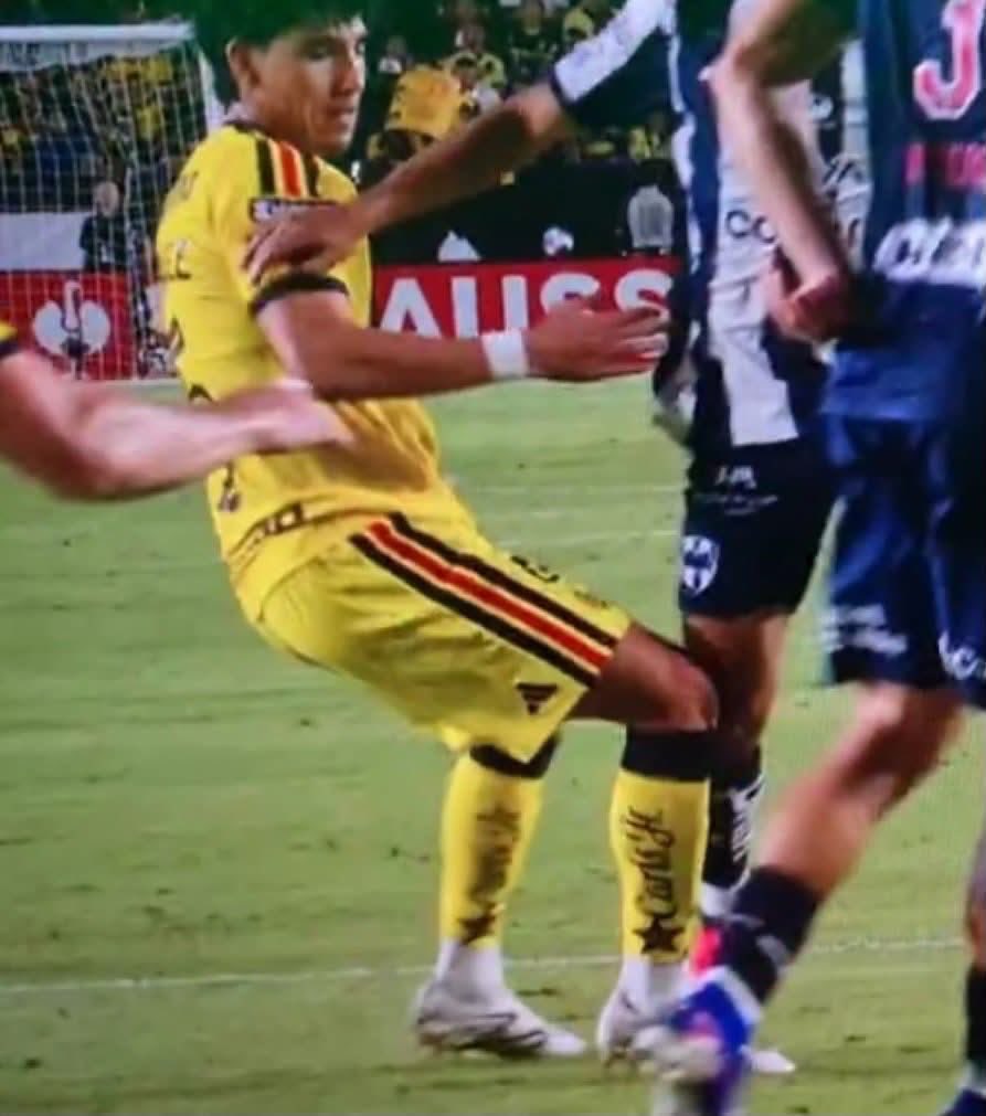 JaimeCa1104's tweet photo. @cabronazolider Clavado de orbelin y el rodillazo bien dado jajaja 
Cuando les ayudan se hacen pendejos y no dicen nada 
Pero marcan correcto y ya se sienten robados y salen a llorar jajajaja 
Así vivieron siempre 
Los tenemos de hijos https://t.co/Q4w73a7dRd