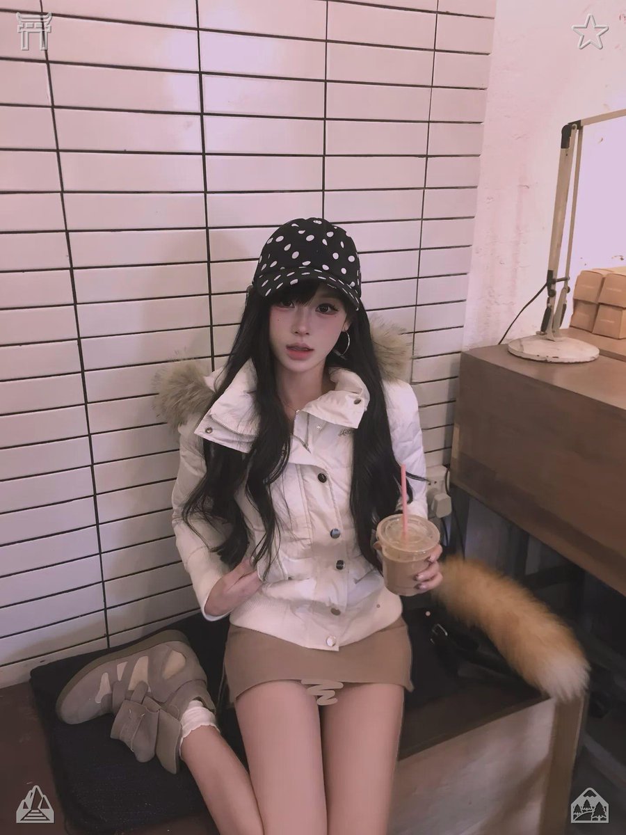 erikanayan0411's tweet photo. I devoted hours to strolling through the galleries, stopping to take in the Mona Lisa, whose enigmatic smile drew me in, alongside the Venus de Milo, with her elegant and ageless marble silhouette, sensing my own insignificance amidst such splendor. ☃A springtime stroll among b https://t.co/PcvcXguf07