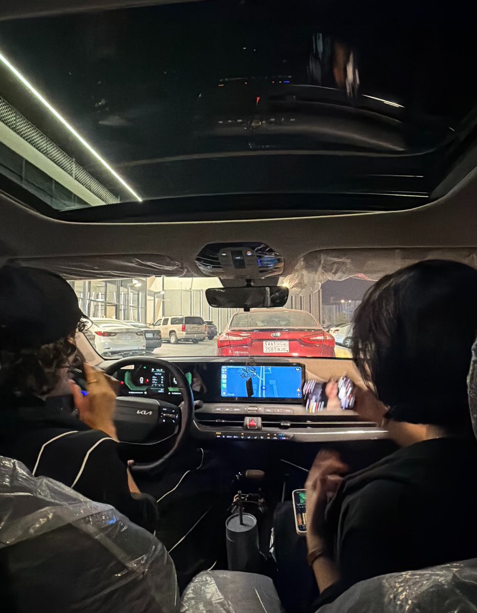 iiiilll33's tweet photo. Sitting with friends is truly priceless❤️ https://t.co/CoN3Az82lH