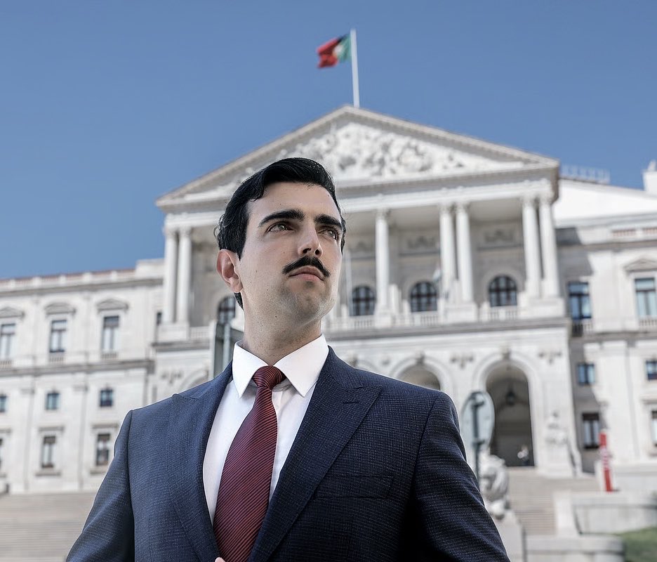 questiona_te's tweet photo. 🇵🇹 | Dados oficiais acabam de ser divulgados e o movimento Reconquista de Afonso Gonçalves poderá concorrer às eleições e eleger mesmo deputados.

O Partido Reconquista já conta com mais de 5,2% de intenções de voto e chegaria ao Parlamento. https://t.co/ukCUyHgehz