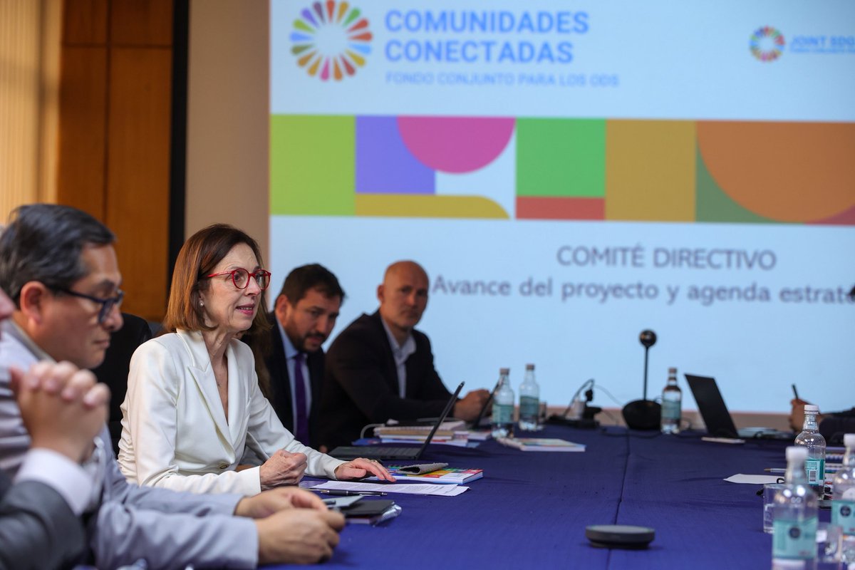 MinagriCL's tweet photo. 📡🌱 Conectividad digital para un mundo rural con más oportunidades.

Hoy, el ministro de Agricultura, Jaime Campos, junto a la subsecretaria de @subtel_chile, Romina Garrido; el Coordinador residente de @ONUChile, Christian Salazar y la Embajadora de @UEenChile, Claudia Gintersdorfer, participaron en el Comité Directivo de Comunidades Conectadas, iniciativa que busca reducir la brecha digital rural y acercar nuevas herramientas y servicios a los territorios rurales. 

La ampliación del programa hasta 2028 permitirá seguir avanzando en Ñuble y La Araucanía y proyectar este modelo hacia más zonas rurales de Chile 🇨🇱