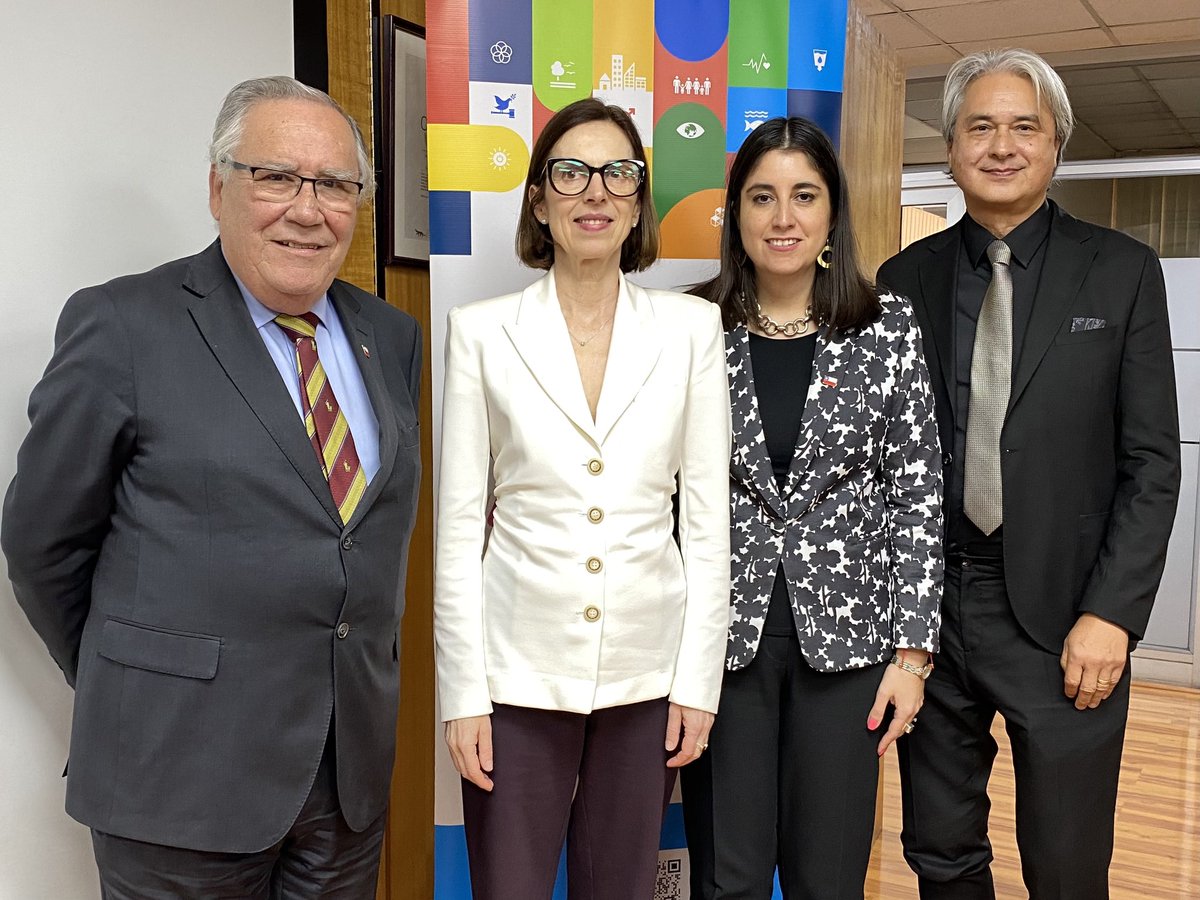 MinagriCL's tweet photo. 📡🌱 Conectividad digital para un mundo rural con más oportunidades.

Hoy, el ministro de Agricultura, Jaime Campos, junto a la subsecretaria de @subtel_chile, Romina Garrido; el Coordinador residente de @ONUChile, Christian Salazar y la Embajadora de @UEenChile, Claudia Gintersdorfer, participaron en el Comité Directivo de Comunidades Conectadas, iniciativa que busca reducir la brecha digital rural y acercar nuevas herramientas y servicios a los territorios rurales. 

La ampliación del programa hasta 2028 permitirá seguir avanzando en Ñuble y La Araucanía y proyectar este modelo hacia más zonas rurales de Chile 🇨🇱