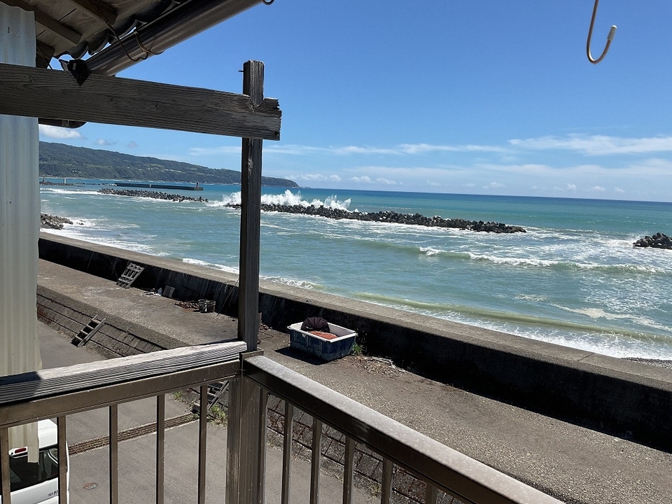 akiyasumai's tweet photo. 空き家バンク【売買】40万円【賃貸】2万円 高知県安芸郡田野町　海沿い・土佐湾一望　ベランダ付き４ＤＫＤＫ２階建　各階トイレ・キッチン https://t.co/L3Gfkx1EQ9 https://t.co/IUZ1LNegYg