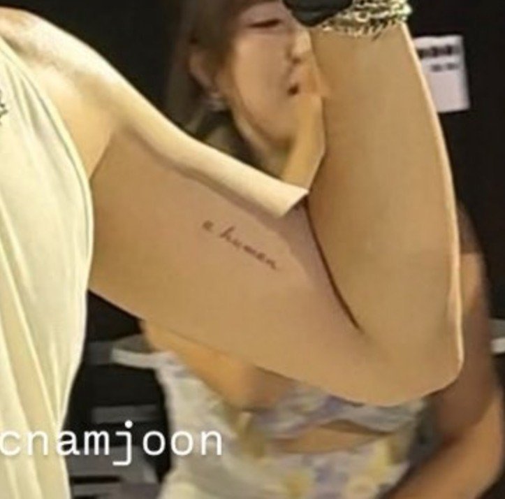 Mikro_Mxco's tweet photo. Una mancha más a este Tigre!!!!
Namjoon lució un nuevo tatuaje, "a human" (un humano).
RM TE AMAMOS
RM NUNCA CAMINA SOLO
TE APOYAMOS RM PARA SIEMPRE
#RMIsNotAlone
#WeStandWithRM
#WeSupportRM
#WeTrustInNamjoon https://t.co/pJqlgHYaxw