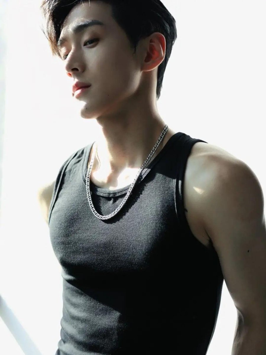 Actzoon's tweet photo. Li Zhuoyang 🥵🫣 https://t.co/tZWKQMX7zM
