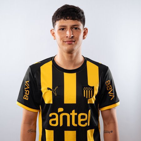 FTrucce18's tweet photo. Peñarol cerró su periodo de pases con 6 altas. El Decano incorporó a:

Leonel Jaime: préstamo por un año.

Gonzalo Gelini: préstamo por un año.

Thiago Espinosa: préstamo por un año, con opción de repesca en enero 2027.

Jonathan Rodríguez: libre, contrato por 18 meses.

Franco Romero: libre, contrato por 18 meses.

Germán Pezzella: libre, contrato por 18 meses

Además, realizó la compra de ficha de Matías Arezo firmando contrato hasta 2029 y renovó el contrato de Maximiliano Olivera hasta diciembre.

¿Qué calificación le das al período de pases de Peñarol?