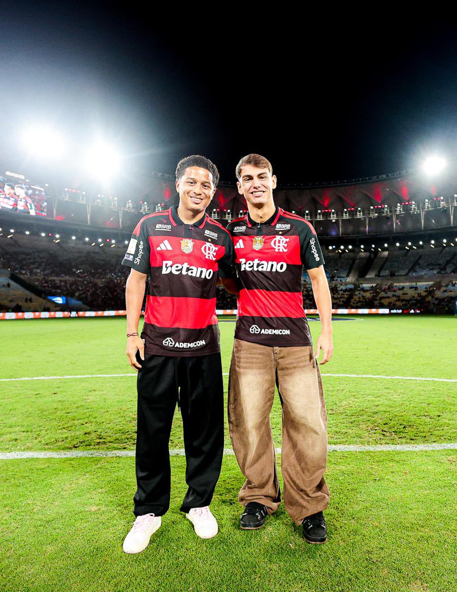 Flamengo's tweet photo. Chegaram com o pé direito!

Anthony Valencia e Joaquín Freitas, novas contratações do Mengão, foram apresentados à Nação Rubro-Negra no pré-jogo contra o Mirassol, e deram sorte ao Mais Querido! ❤️🖤

Com eles na torcida, os três pontos vieram! Chegaram bem demais, hein! https://t.co/vWaDbIygDS