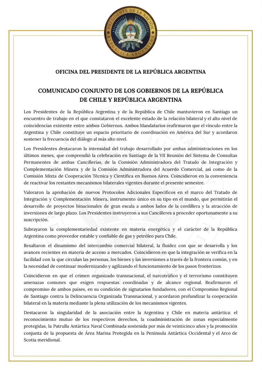 Paz_ZarateB's tweet photo. 🇨🇱 Chile NO TIENE CANCILLER, ni tampoco un Presidente que defienda adecuadamente su soberanía.
Este texto fue redactado por Argentina: usa mismas expresiones del comunicado argentino previo sobre Magallanes, que entre líneas avala declaraciones de sus militares.
Desmenucemos🧵 https://t.co/ArnrV7ophj