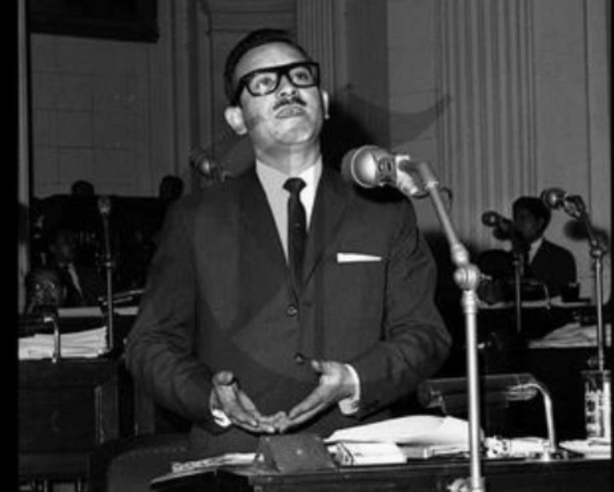 Pati_PaniaguaG's tweet photo. Podrán "renombrar" salas, pero, NO PODRÁN CAMBIAR LA HISTORIA.

Mi padre fue ministro de Justicia, el más joven en la historia del país, referente del D° constitucional y pdte de Transición Democrática.

Torres, artífice de "interpretación auténtica" y padre del actual vicepdte. https://t.co/G511JR0oF8