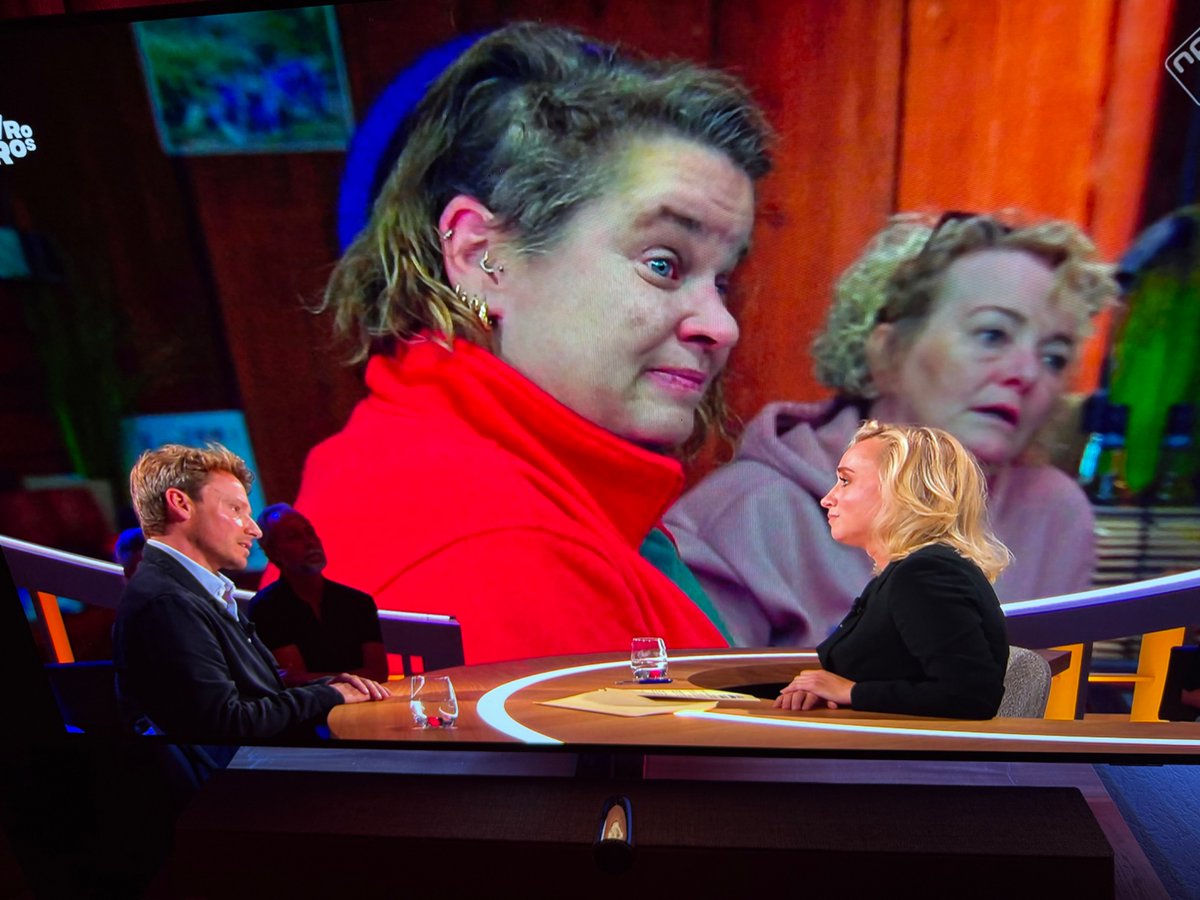 PetravanDam3's tweet photo. Heel sterk verhaal van Sander Schimmelpenninck bij #eva #jinek 

Een vrouw uit zijn programma ‘Sander en de kloof’ heeft het heel moeilijk. Dieptriest hoe die vrouw gebrainwasht is met het mantra van de uiterst rechtse partijen: “Migranten krijgen dit en dat, krijgen alles en de Nederlanders kunnen barsten”. 

Sander: 
De migrant is de zondebok. De problemen en onvrede worden gekoppeld aan migranten. Dat zij iets tekortkomt, komt niet door de migrant. Ze denkt dat ze iets tekortkomt omdat alles aan de migranten gegeven wordt. Maar komt omdat de verzorgingsstaat is uitgekleed. Dat komt omdat de linkse partijen, waarop ze zou moeten stemmen, geen macht meer hebben. Omdat de rechtse partijen alle faciliteiten uitkleden die voor deze mensen zijn.
