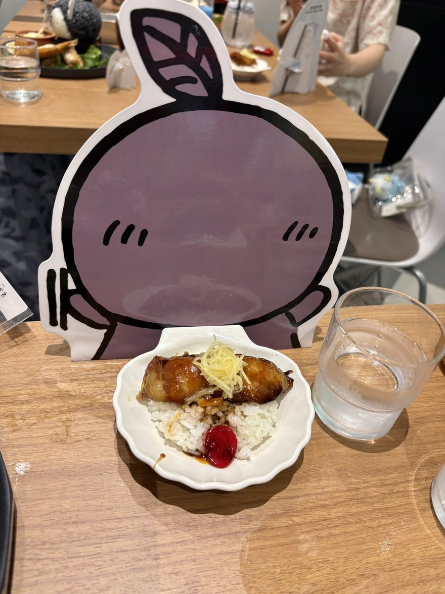 bird4rbin's tweet photo. ちいカフェも抽選当たったので行ってきました🏝️味噌漬けちいハチうさグラタンと煮付け美味しかったです🔋 https://t.co/173Hh2Oq1w