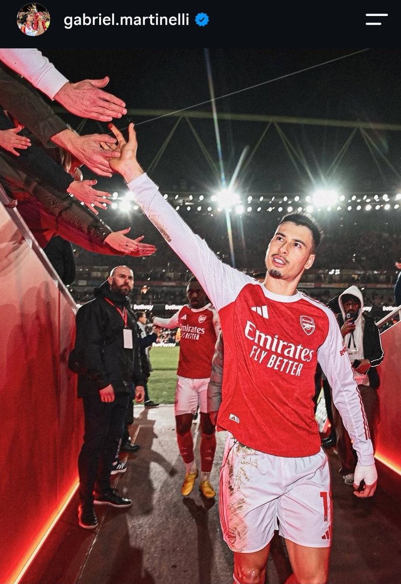 gooner1031's tweet photo. アル・ヒラルへ移籍となったアーセナルFWガブリエル︎︎･マルティネッリが自身のInstagramを更新📸🔴 (長文)

" ついにこの日が来てしまいました。正直なところ、まだ別れの言葉を書く心の準備はできていませんが、少し書いてみようと思います。

7年前、ここに来たときの私は、18歳になったばかりの、ただの少年でした。心の中では、永遠にここに留まるものだと思っていました。しかし、人生は常に変化するものです。時に私たちが思い描いていたのとは違う方向へ、道が分かれることもあります。

「僕たちはチャンピオンになれるだろうか？」
「新しいクラブ、新しい国、新しい文化に適応できるだろうか？」
「チャンピオンズリーグでゴールを決められるだろうか？」
「重要なゴールを決められるだろうか？」
「オリンピックでプレーする機会はあるだろうか？ワールドカップは？ワールドカップでゴールを決めるなんて、想像できるだろうか？」
これらはすべて、18歳のガブリエルの頭をよぎった思いでした。
そして、私たちはそれを成し遂げました。

FAカップで優勝し、コミュニティシールドを掲げ、そしてついに、待ちに待ったプレミアリーグのチャンピオンになることができました。ブラジル代表としては、オリンピックで金メダルを獲得し、2度のワールドカップに出場し、とても特別なゴールを決めることができました。そしてここアーセナルでは、98ものゴールに関与することができました。

このクラブで7年間を過ごしました。私は、ヘイル・エンドの養子になったような気分だと言ってもいいでしょう。私を世話し、この数年間ずっと私の成長を見守ってくれる、そんな家族を見つけたのです。

スタッフとチームメイトには、感謝の言葉しかありません。シェフ、用具係、ドクター、ドアマン、警備スタッフ、メディアチーム、清掃スタッフ、理学療法士。そして、2019年から今日まで、私のストーリーの一部となってくれたすべてのチームメイトたちへ。ありがとう。この旅の中で、私の成長を助けてくれたすべての人に感謝します。

そしてファンの皆さん、すべてのことに感謝します。初日から、皆さんは私をまるで自分の家にいるかのように温かく迎え入れてくれました。ピッチに立つたびに、どんな状況であっても、私はこのユニフォームのために、自分の持てるすべてを捧げようと努めてきました。

アーセナルへ。私を信じ、世界に自分を証明するチャンスを与えてくれて、本当にありがとう。

なによりも、この旅の最初から最後まで私のそばにいてくれた、家族と妻に感謝したいです。私たちにしか分からない困難を乗り越えるために、必要な心の支えをすべて与えてくれました。
長い旅でした。あまりにも多くの歴史があり、そして今、それが終わりを迎えました。目に涙を浮かべながら、この文章を書いています。7年間を言葉で言い表すのは、とても難しいことです。

背番号35から、11へ。Once a Gunner, Always a Gunner. さようなら。そして、改めてありがとう。 "