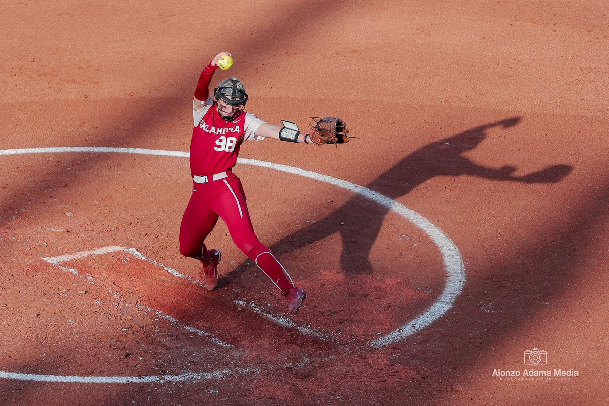 AlonzoAdamsOKC's tweet photo. Throwback Thursday to when I photographed OU Softball winning the 2022 Women’s College World Series and a cover I got from my coverage with @SInow #sooners #softball https://t.co/58mG4puNyh