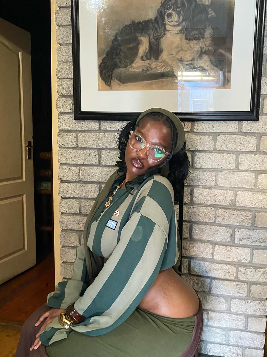 cakesbysemi's tweet photo. Do men actually love these stretch marks🤔?? https://t.co/CBO0mgEAad