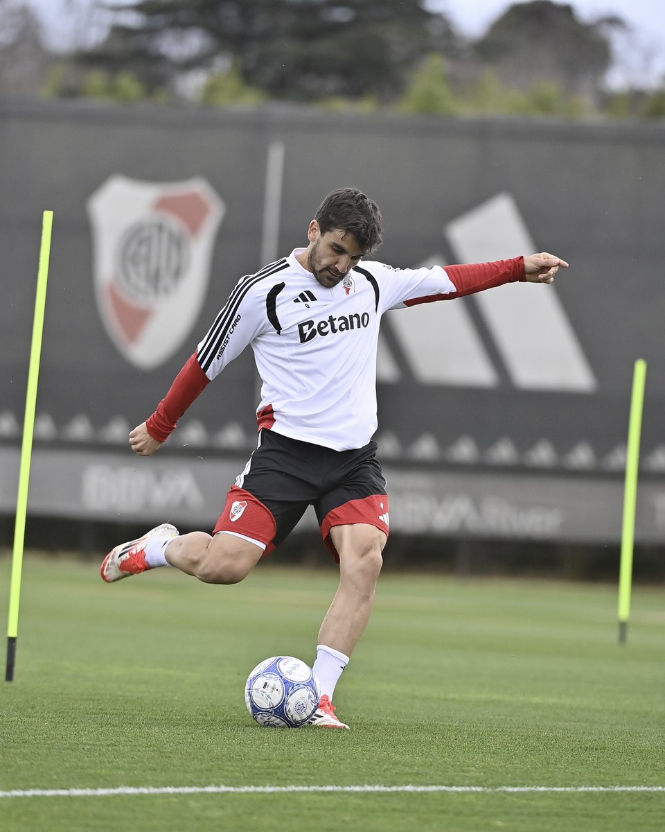 RiverPlate's tweet photo. Enfocados en el domingo 💪⚽️

#VamosRiver ⚪️🔴⚪️ https://t.co/qcKTcz9Ka7