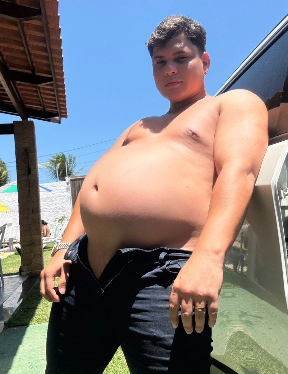 leonfatboy1's tweet photo. I think I'm getting too big for the new clothes https://t.co/X2tLrLpB01