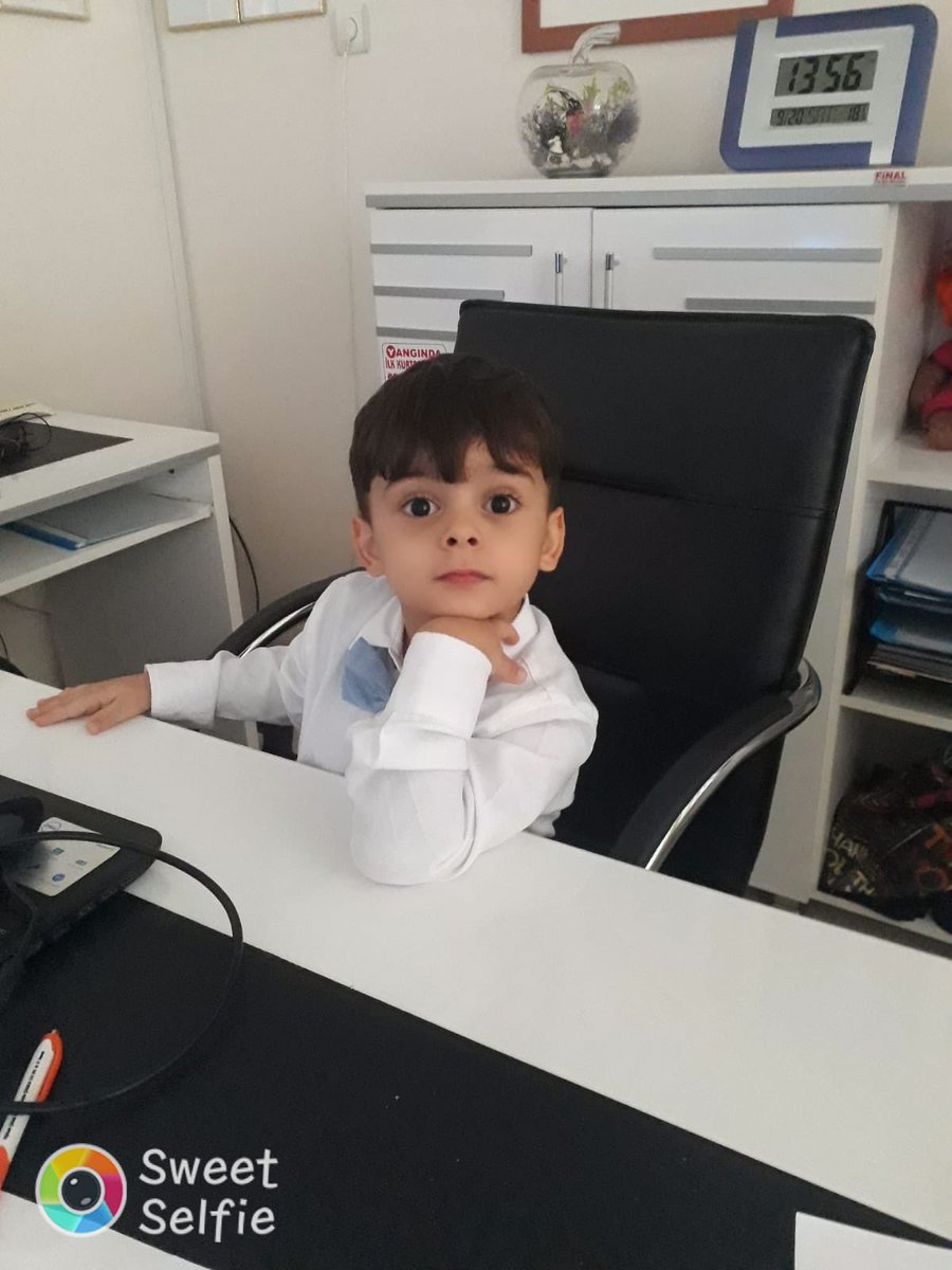 lknurCanklpb's tweet photo. Bugün hepimiz binlerce öğretmenin hikayesine şahit olduk. İşte bu da benim hikayem, ben Şanlıurfa siverekte 12 senedir çalışıyorum iki oğlum var ve biri böbrek hastası çocuk nefrolojiye gitmesi lazım o bölümde üniversite hastanesinde var bana en yakın yer 150 km ve eşim 1.5 yıldır  bizimle değil bebeğe bakacak kimse olmadığı için ben kız kardeşimin yanına tayin istiyorum ama hiçbir yer açılmadı  birini hastaneye götürdüğümde veya yatırdığımda diğerine bakacak biri olsun diye Kırşehir ‘i tercih ettik. Eşim özel sektörde zor bela onu kırşehir e aldırdık fakat şimdi de ben gelemiyorum bu yüzden sizden gelecek müjdeli İL EMRi’ ni bekliyorum saygılarımla. @RTErdogan  @Yusuf__Tekin @dbdevletbahceli @cftcblnt @MahinurOzdemir #İLEmriHikayem