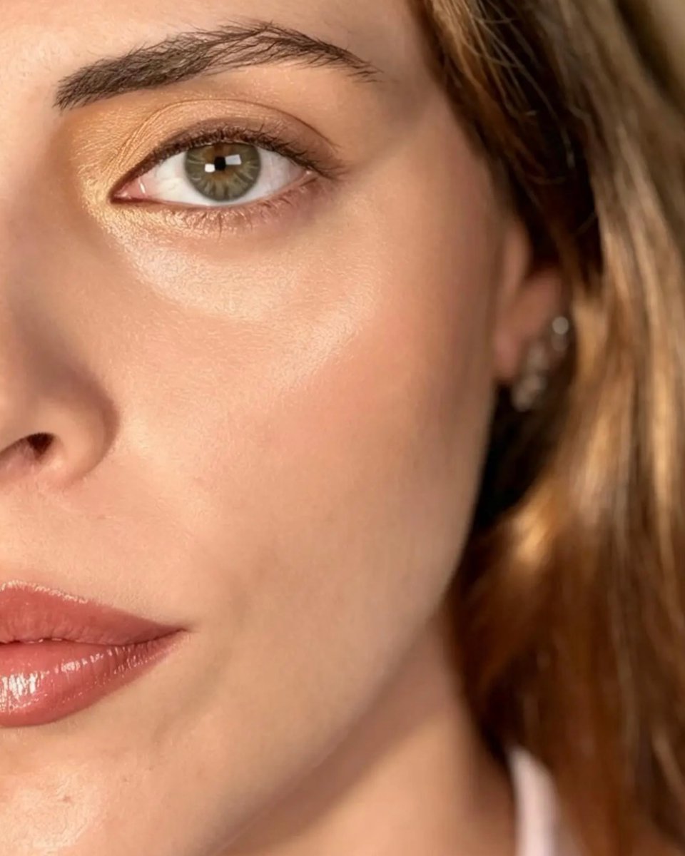 siempremonu's tweet photo. Bronze glow, pelle luminosa e un tocco di drama editoriale. Un look giocato sul contrasto tra intensità e naturalezza, con il bronzo protagonista dello sguardo e la texture della pelle in primo piano. https://t.co/DoI6FQyit5