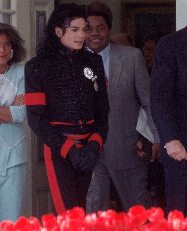 buckymfbarnes's tweet photo. michael jackson visiting the white house on april 5th, 1990 i love you https://t.co/xil1C4Hnxm