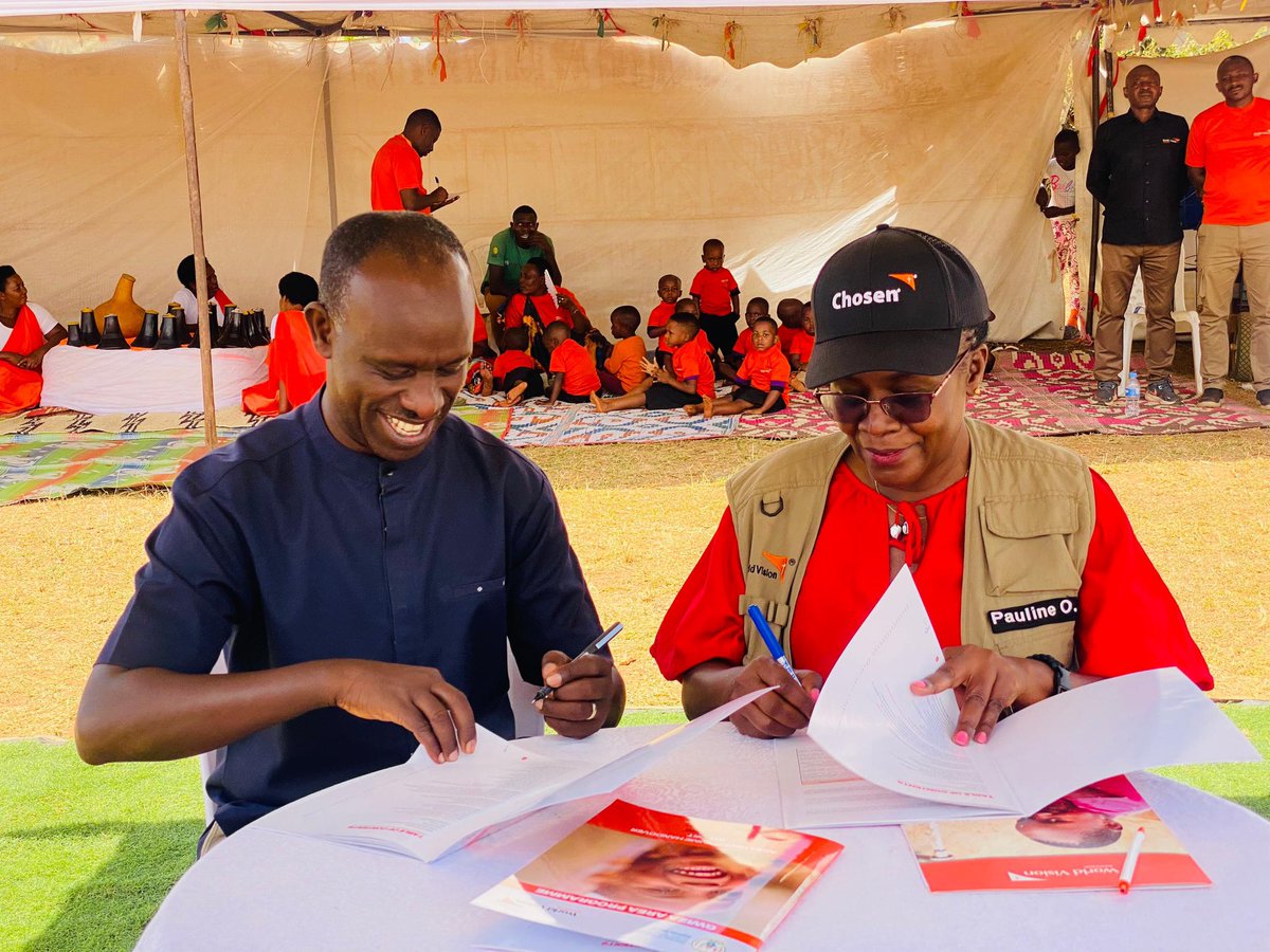 KayonzaDistrict's tweet photo. Uyu munsi, Guverineri w’Intara y’Iburasirazuba, Pudence Rubingisa, ari kumwe n’Umuyobozi w’Akarere w’Agateganyo, Hategekimana Fred n’Umuyobozi Mukuru wa @WVRwanda bitabiriye umuhango wo gusoza Umushinga w’Iterambere wa Rukara-Gwiza washyizwe mu bikorwa ku bufatanye na @WVRwanda. https://t.co/KOnd5AcQaG