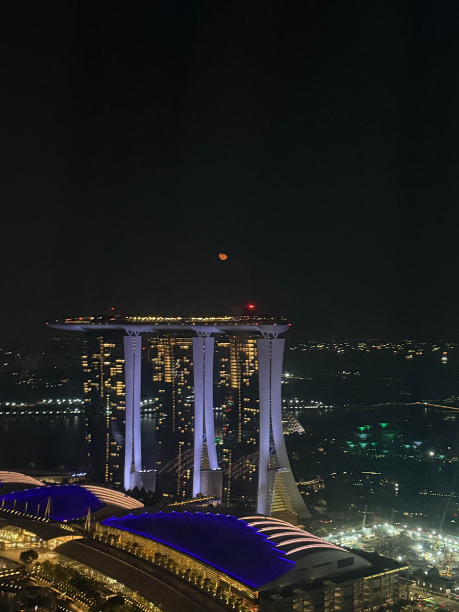 Anki_Honest's tweet photo. The moon looks a little different tonight. 🌙 https://t.co/DLI0oJraBY