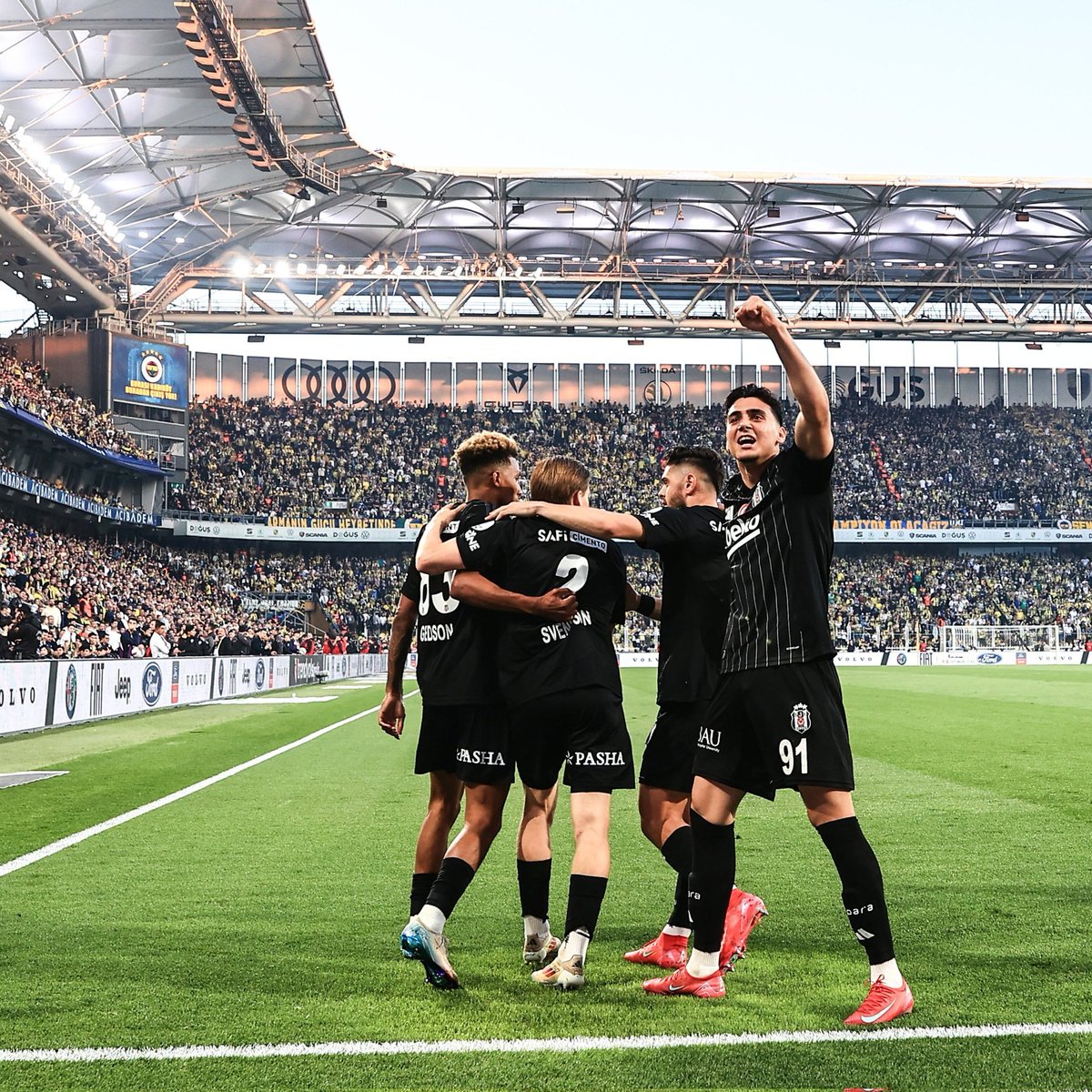 HaberKartali's tweet photo. Beşiktaş, ikinci evi Kadıköy'de oynadığı son 7 maçta 4 galibiyet aldı.

🔴 1-0 (2026)
🟢 1-2 (2025)
🟢 0-1 (2025)
🔴 2-1 (2024)
🟢 2-4 (2023)
🟠 2-2 (2021)
🟢 3-4 (2020)

#FBvBJK https://t.co/pyHVPKVkY3