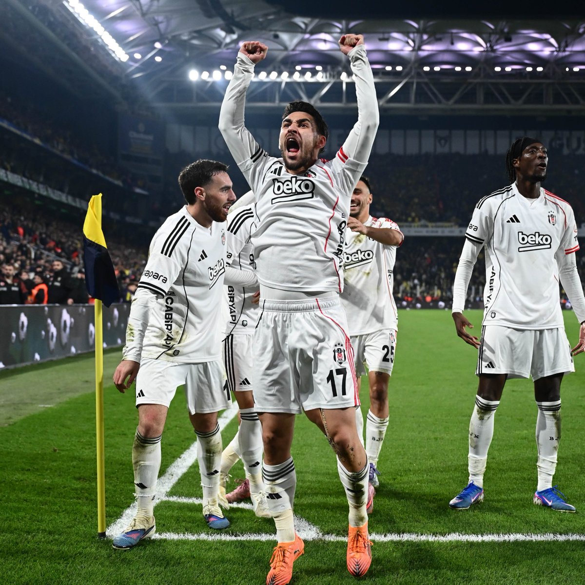 HaberKartali's tweet photo. Beşiktaş, ikinci evi Kadıköy'de oynadığı son 7 maçta 4 galibiyet aldı.

🔴 1-0 (2026)
🟢 1-2 (2025)
🟢 0-1 (2025)
🔴 2-1 (2024)
🟢 2-4 (2023)
🟠 2-2 (2021)
🟢 3-4 (2020)

#FBvBJK https://t.co/pyHVPKVkY3