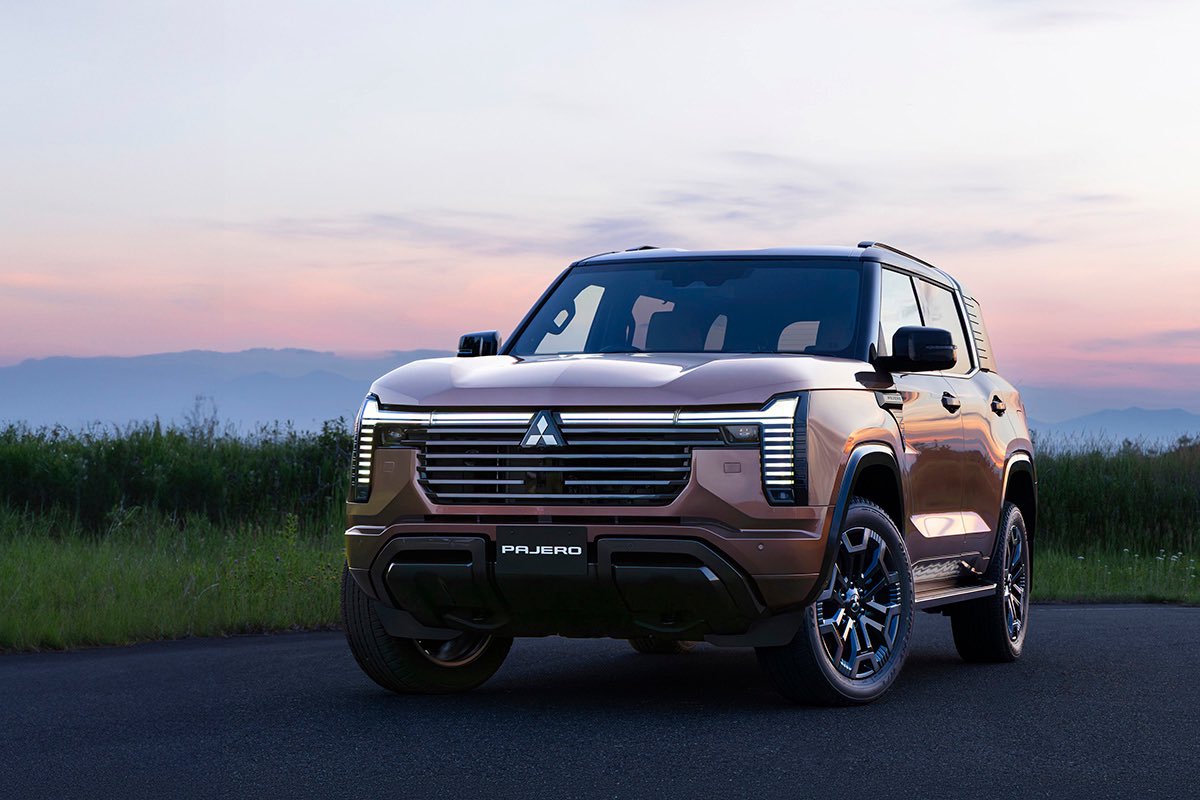 Galluswen's tweet photo. No i krótko 

Nowe Pajero jako ramowy SUV z 4x4 i 7 miejscami. Pod maską 2.4 diesel: 201 KM i 480 Nm 8 biegowy automat, a do tego 230 mm prześwitu.

Jak wam się podoba? https://t.co/JS75BgLxAr