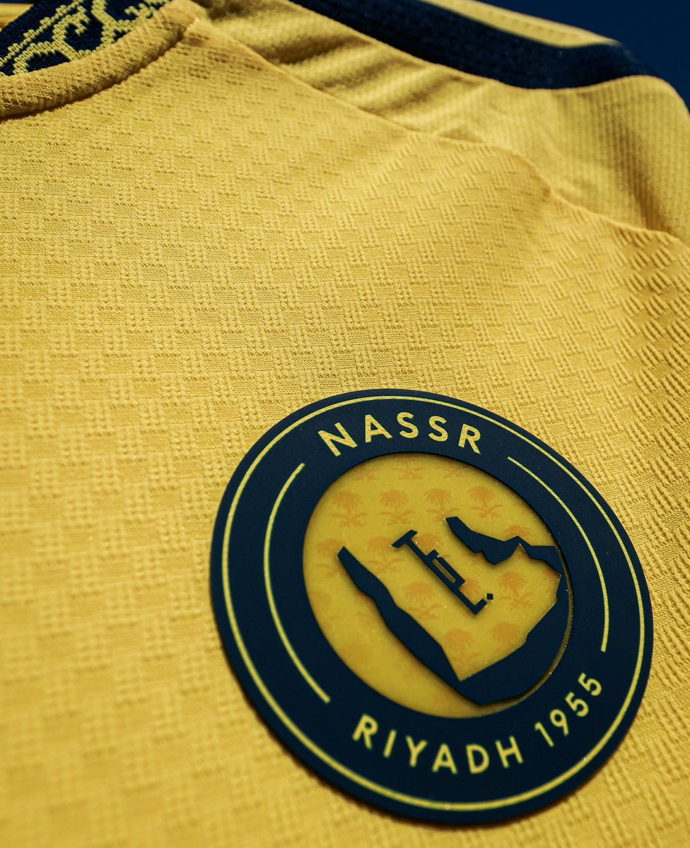 Azizinh0's tweet photo. the league champion is rewarded with a single signing in the summer transfer window!
the league champion, with its massive fan base and sponsorship deals that no other club has, can't afford to spend its own money and revenue?! al-nassr is the true face of this league; this isn't how champions are rewarded.

#LiftAlNassrTransferBan