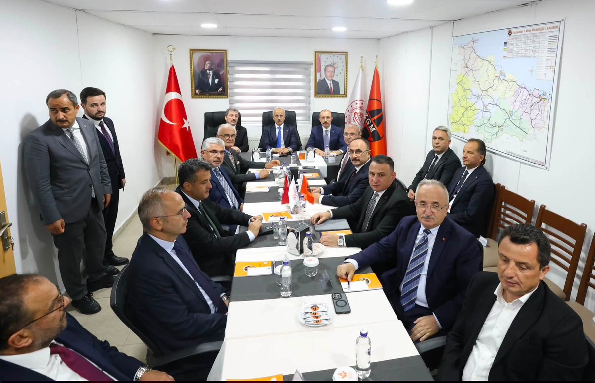 mehmet_kose55's tweet photo. Samsun’umuzun ulaşım ağına nefes aldıracak dev projede çalışmalarımız hız kesmeden devam ediyor!

Ulaştırma ve Altyapı Bakanımız Sayın Abdulkadir Uraloğlu’nun teşrifleriyle, şehrimizin trafik yoğunluğuna kalıcı bir çözüm üretecek olan Batı Çevre Yolu şantiyesinde yürütülen çalışmaları yerinde inceledik, projenin son durumu hakkında yetkililerden bilgiler aldık.

Eser ve hizmet siyasetimizle, şehrimizin ulaşım altyapısını güçlendirmek ve kıymetli hemşehrilerimize çok daha konforlu bir ulaşım imkânı sunmak için gece gündüz demeden gayret gösteriyoruz. Samsun'umuzun değerine değer katan bu dev yatırımın yakın takipçisi olmaya devam edeceğiz.

Destekleri için Sayın Bakanımıza şükranlarımızı sunuyoruz. Durmak yok, yola devam!