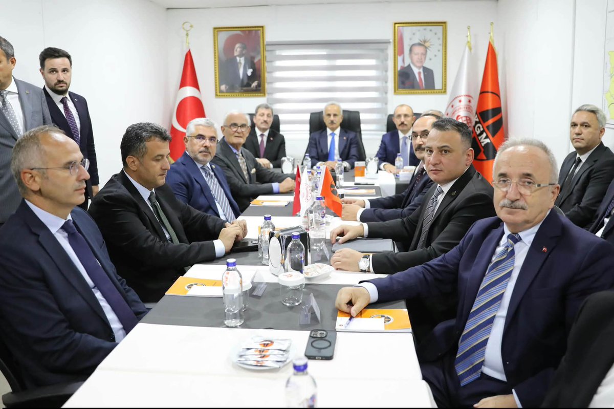 mehmet_kose55's tweet photo. Samsun’umuzun ulaşım ağına nefes aldıracak dev projede çalışmalarımız hız kesmeden devam ediyor!

Ulaştırma ve Altyapı Bakanımız Sayın Abdulkadir Uraloğlu’nun teşrifleriyle, şehrimizin trafik yoğunluğuna kalıcı bir çözüm üretecek olan Batı Çevre Yolu şantiyesinde yürütülen çalışmaları yerinde inceledik, projenin son durumu hakkında yetkililerden bilgiler aldık.

Eser ve hizmet siyasetimizle, şehrimizin ulaşım altyapısını güçlendirmek ve kıymetli hemşehrilerimize çok daha konforlu bir ulaşım imkânı sunmak için gece gündüz demeden gayret gösteriyoruz. Samsun'umuzun değerine değer katan bu dev yatırımın yakın takipçisi olmaya devam edeceğiz.

Destekleri için Sayın Bakanımıza şükranlarımızı sunuyoruz. Durmak yok, yola devam!