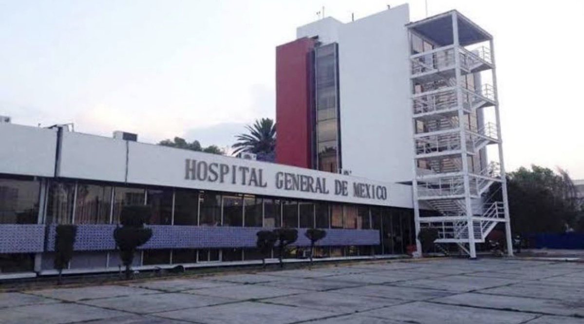 JJDiazMachuca's tweet photo. QUÉ VERGÜENZA DE GOBIERNO: 135 MÉDICOS ENFERMOS POR UN BROTE DE SALMONELLA EN EL HOSPITAL GENERAL DE MÉXICO

Esto ya es el colmo.

En el Hospital General de México “Dr. Eduardo Liceaga”, 135 médicos residentes y de alta especialidad presentaron síntomas de gastroenteritis y 41 permanecen hospitalizados.

Los análisis confirmaron Salmonella y en dos casos también E. coli enterotoxigénica.

¿Y dónde está el origen? El brote está asociado temporalmente al consumo de alimentos proporcionados por el servicio subrogado del comedor institucional, que ya fue suspendido mientras continúa la investigación.

Claudia Sheinbaum (@Claudiashein), usted presume un sistema de salud extraordinario, pero en uno de los hospitales públicos más importantes del país ni siquiera pudieron garantizar alimentos seguros para sus propios médicos.

Si así cuidan a quienes cuidan nuestra salud, imagínense al paciente de a pie.

¿Quién contrató a la empresa del comedor, quién debía supervisarla y quién va a responder por 135 médicos enfermos?