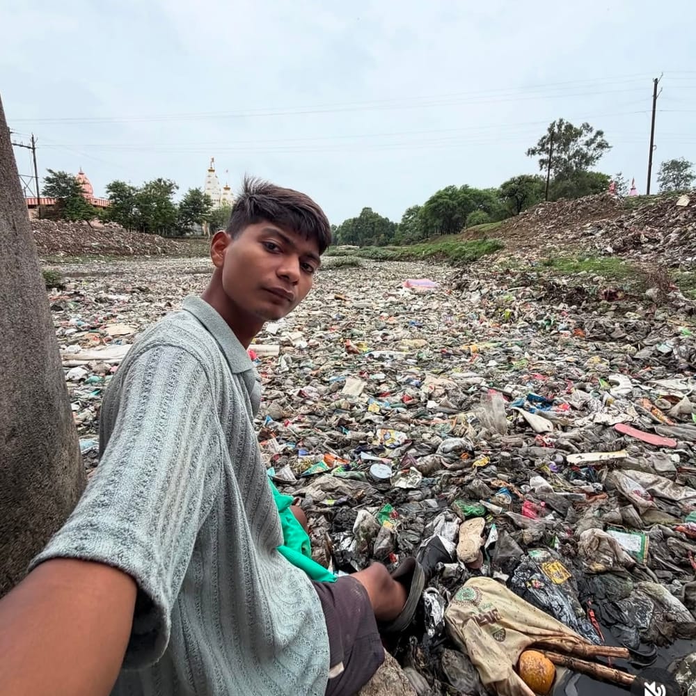 EnsedeCiencia's tweet photo. 🚨El joven estudiante empezó su misión el 26 de enero de 2026. Sin saber nadar y prácticamente sin equipo de protección, comenzó a retirar plástico, basura, algas y residuos acumulados durante años. Incluso sufrió infecciones en manos y pies por el contacto con el agua contaminada… pero no abandonó.

Las imágenes del antes y después muestran una transformación impresionante y su historia terminó recorriendo las redes sociales. Algunos se burlaron y lo llamaron “loco”; otros comenzaron a verlo como un verdadero ejemplo de acción ciudadana.