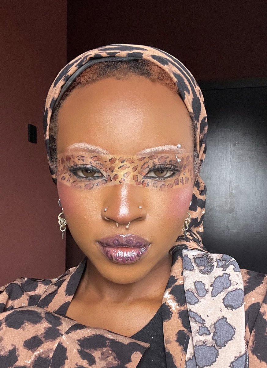 buttacup_x's tweet photo. “How versatile are you as a makeup artist ?”
Me: https://t.co/VV5hrvk1YP