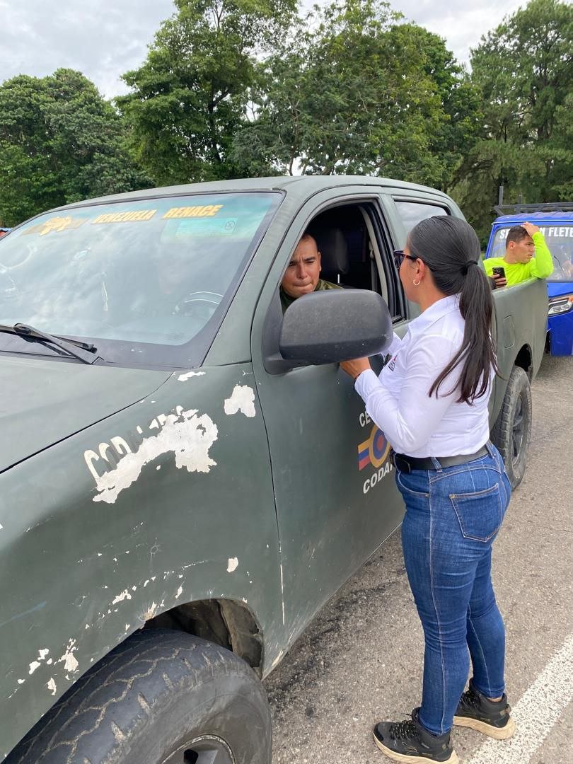 SENAMECFBarinas's tweet photo. En un esfuerzo continuo por preservar la vida y promover una cultura de responsabilidad vial, funcionarios del  (#Senamecf) de la Sede Santa Bárbara, en el estado Barinas, llevan a cabo un abordaje preventivo en la céntrica Avenida Froilán Lobo Sosa de esta entidad. https://t.co/LR2QyfVcrH