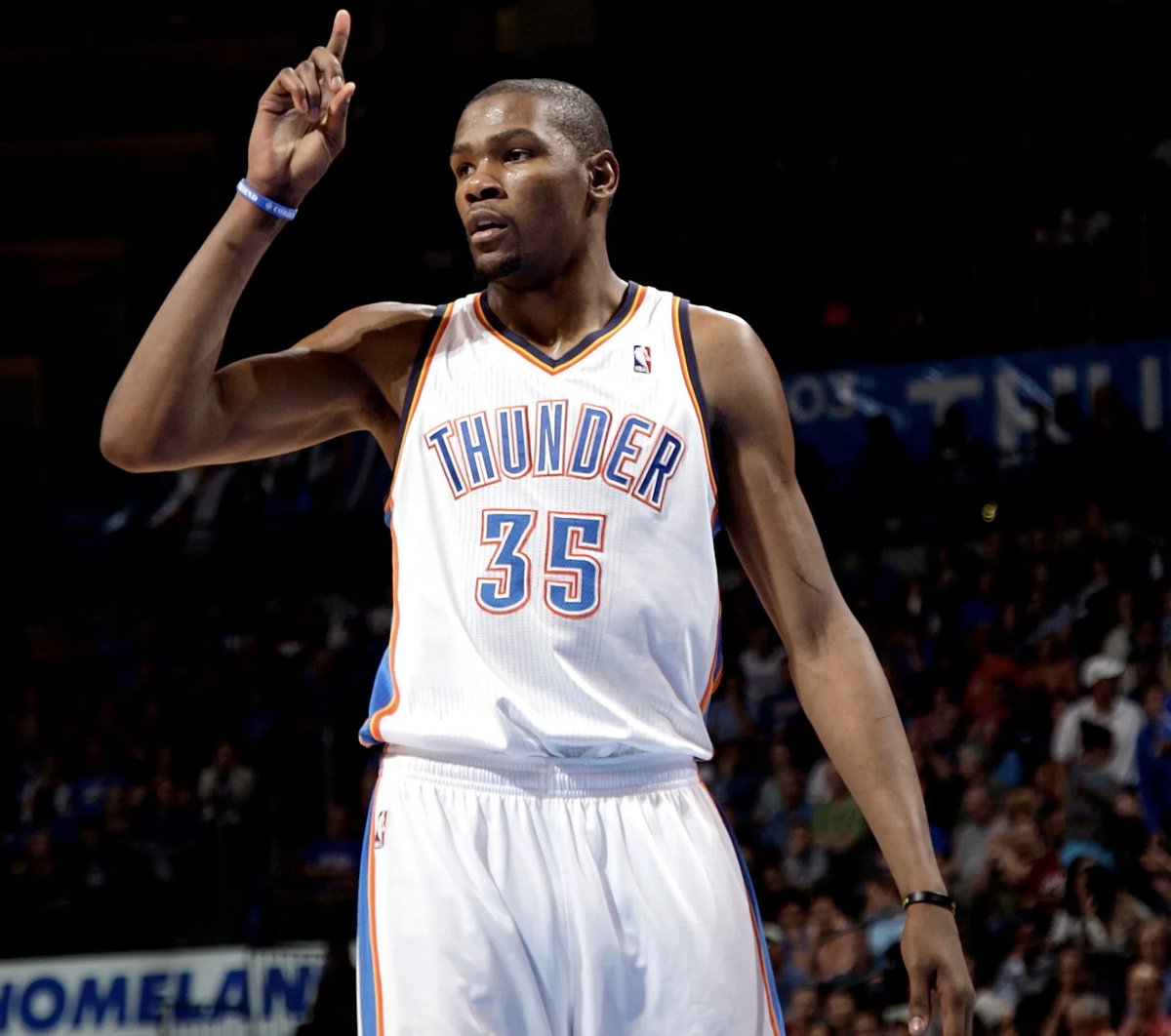 BGNHoops's tweet photo. Crazy how KD had already won three scoring titles at the age of 23.

2010: 30.1 PPG (21 years old)
2011: 27.7 PPG (22 years old) 
2012: 28 PPG (23 years old)

Generational scorer. https://t.co/oezRe9qpSW