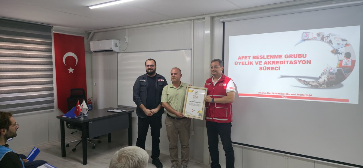 TKHataySubesi's tweet photo. Destek çözüm ortaklarımızın katılımıyla Yerel Düzey Afet Beslenme Grubu Koordinasyon Toplantısı gerçekleştirildi.Afet Beslenme Grubu üyelik süreci tamamlanan Hatay İl Milli Eğitim Müdürlüğü temsilcilerine,İl Merkezi Başkanımız tarafından Afet Beslenme Grubu Üyelik Belgesi verildi https://t.co/rU0zpNgAEv