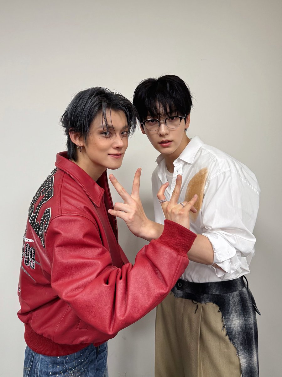 scarazzn's tweet photo. i love when they have completely opposite aesthetics https://t.co/hbCRSFHOmK