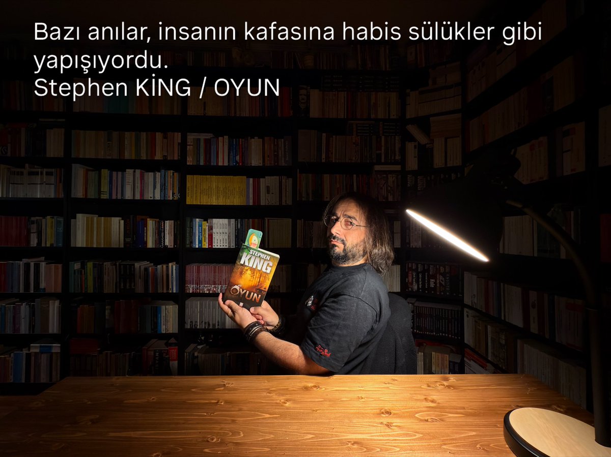 serdarzaman's tweet photo. Üç….cinsel organım. Doğru olan yanlış olamaz.
    Jessie söz konusu olan şeye bakmak istiyormuş gibi başını kaldırdı ama gözleri hala kapalıydı. Zaten onu görmesi için gözlerine ihtiyacı yoktu. Sözü geçen bu aksesuvarlar uzun bir süreden beri birlikte yaşıyordu. Kalçalarının arasında kötü biçimde iyileşmiş bir yara izi gibi duran yarığın etrafını saran zencefil rengi kıvırcık tüylerin oluşturduğu bir üçgendi. Çaprazlama kasların desteklediği bir et kıvrımından pek de farklı olmayan bu organ, Jessie’ ye bir mit kaynağı olmaya hiç de uygun değilmiş gibi görünüyordu. Ama kolektif erkek kafasına göre, kesinlikle bir mit durumundaydı. O sihirli vadi değil miydi? En vahşi tek boynuzlu atların bile sonunda kapatıldıkları ağıl?
    Hafifçe gülümseyerek, “Tanrım, amma  da saçma,” diye mırıldandı ama gözlerimi açmadı.
    Aslında saçma değildi. Tam anlamıyla yani. Bu yarık her erkeğin şehvetinin odak noktasıydı. Hiç olmazsa heteroseksüel olanların. Ama aynı zamanda erkeklerin açıklanamayan aşağılama, şüphe ve nefretinede hedef oluyordu.
    Bir kadın nedir? Bir seks organı için bir yaşatma sistemi.

Stephen KİNG
OYUN
Altın Kitaplar Yayınevi
S: 44