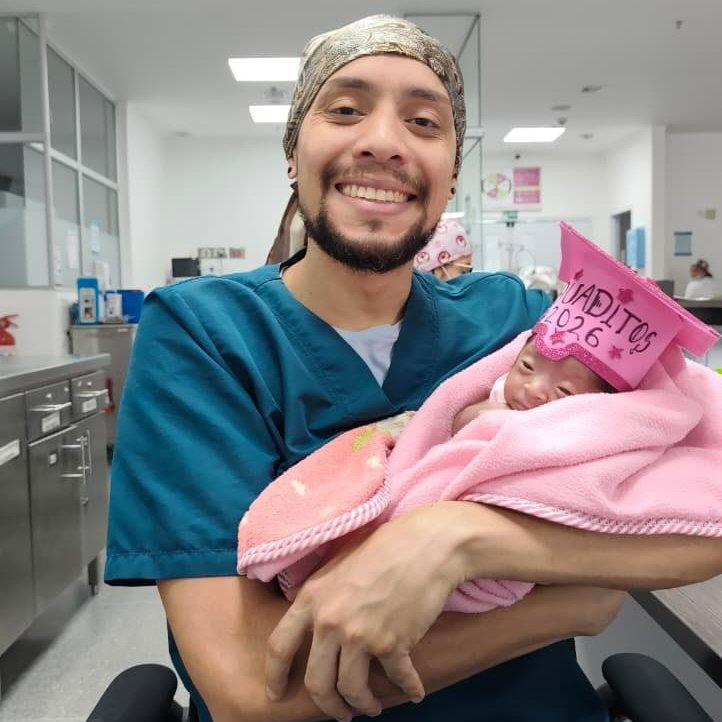 Teleantioquia's tweet photo. 🤍 De la UCI a casa: en Caucasia, los bebés reciben una graduación antes de volver con sus familias. En la UCI Neonatal Nacer Sano, el pediatra Angelo Álvarez y su equipo convirtieron la salida de los pequeños en un momento especial, con birretes, diplomas y aplausos.

Cada ceremonia celebra que los bebés superaron una etapa difícil y están listos para regresar a casa. La iniciativa ha llenado de alegría a las familias y también ha conmovido a miles de personas en redes sociales.