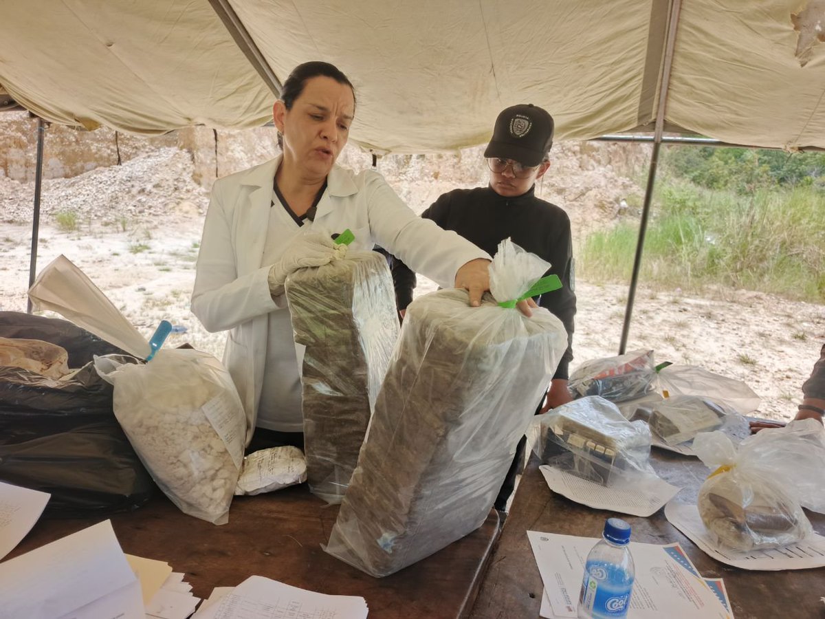 SENAMECFBarinas's tweet photo. En el marco de los procedimientos legales para la destrucción de sustancias ilícitas decomisadas en el estado Barinas, la toxicóloga forense del (#Senamecf), Dra. Lisbell Da Fonseca, lideró el proceso de verificación técnica durante la más reciente jornada de incineración. https://t.co/a9IrPyNO9h